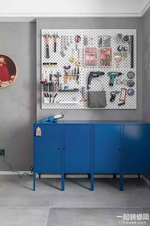 127平的现代风三居室,在灰色中加入木色显得好舒适 127平的现代风三居室,在灰色中加入木色显得好舒适